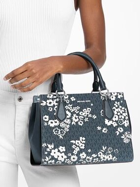MICHAEL KORS  Marilyn Medium Printed Signature Logo Satchel